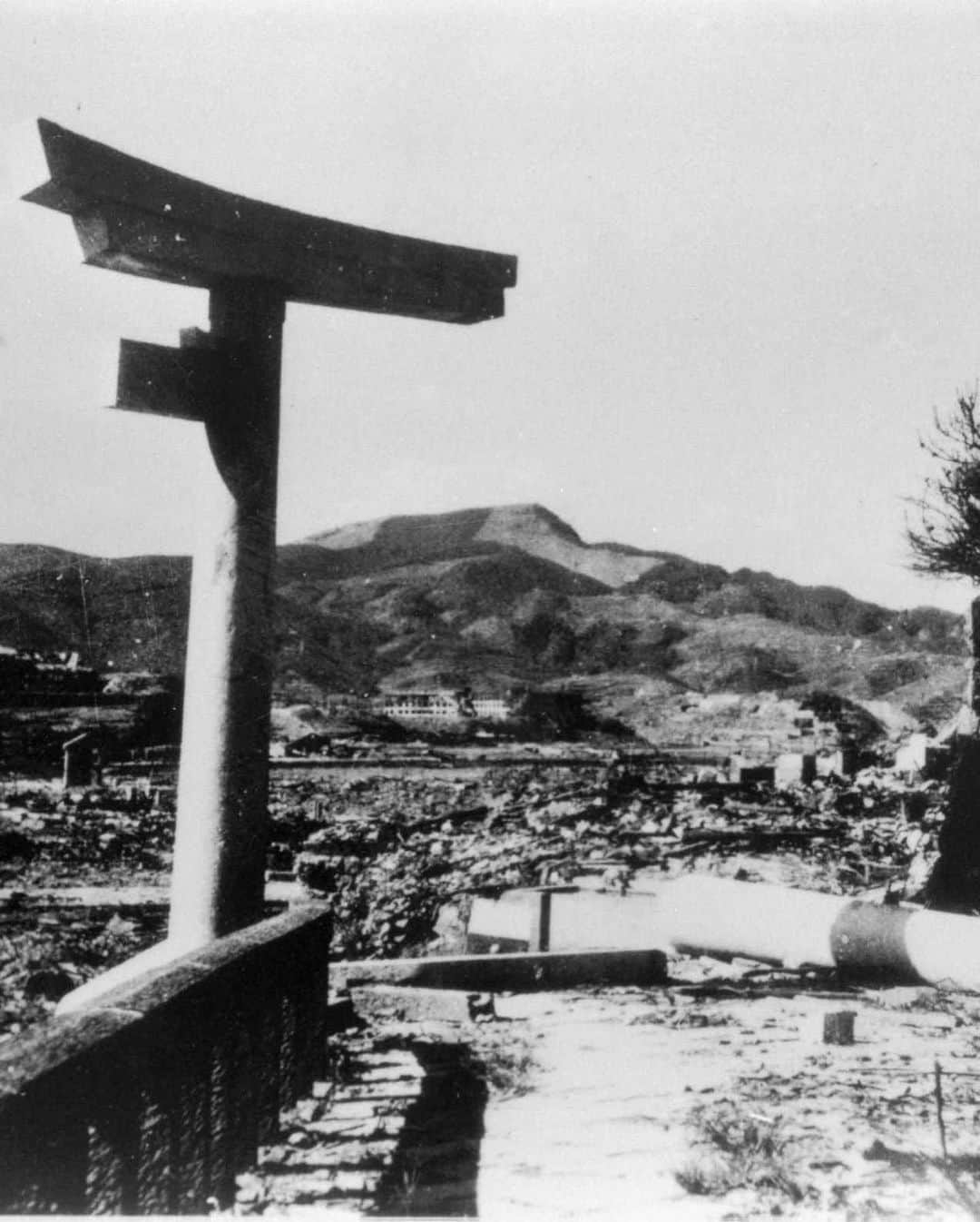 吉田麻也さんのインスタグラム写真 - (吉田麻也Instagram)「11:02 09 Aug 1945  It happened in Nagasaki. These pictures always remind me how horrible it was.  Never should happen again.  #nagasaki  #74 #原爆の日」8月9日 8時40分 - mayayoshida22