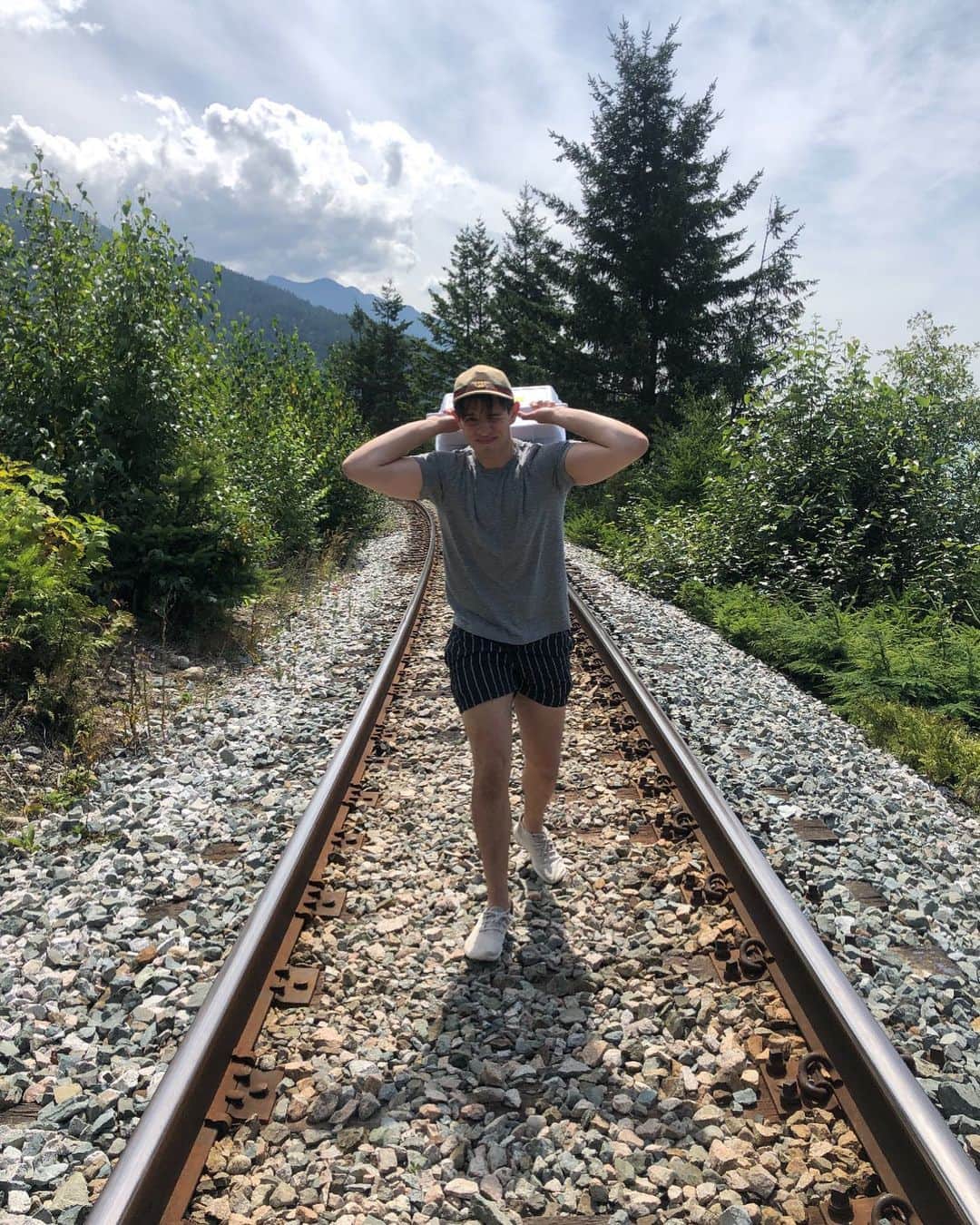 リリ・ラインハルトのインスタグラム：「You’re so old now 👴🏻 soon you won’t be able to carry anything on your back.」
