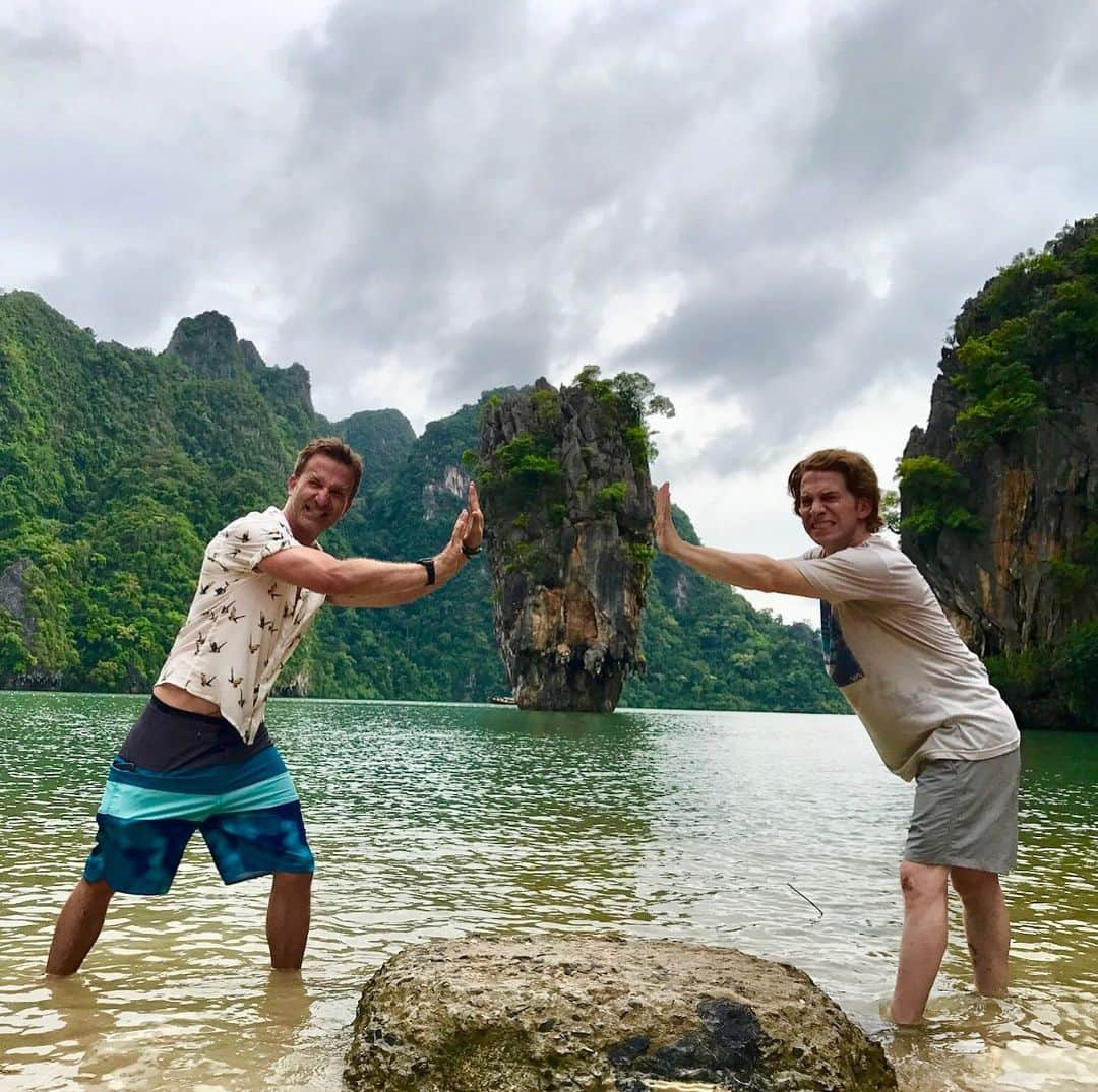 セス・グリーンのインスタグラム：「Win a free trip to Thailand to recreate the experience @breckinmeyer & I have in @changelandmovie !  I’m collaborating with @ThailandInsider, @ChangBeerUSA, @theslatephuket, and @cathaypacific to give one lucky fan and a friend the experience of a lifetime in Thailand. You’ll follow the same itinerary as our characters in the film, and have a magical adventure with your best friend.  To enter, just tag your friend in the comments and tell me why your friendship should win.  Check out @thailandinsider’s blog post for more details. Good luck!」