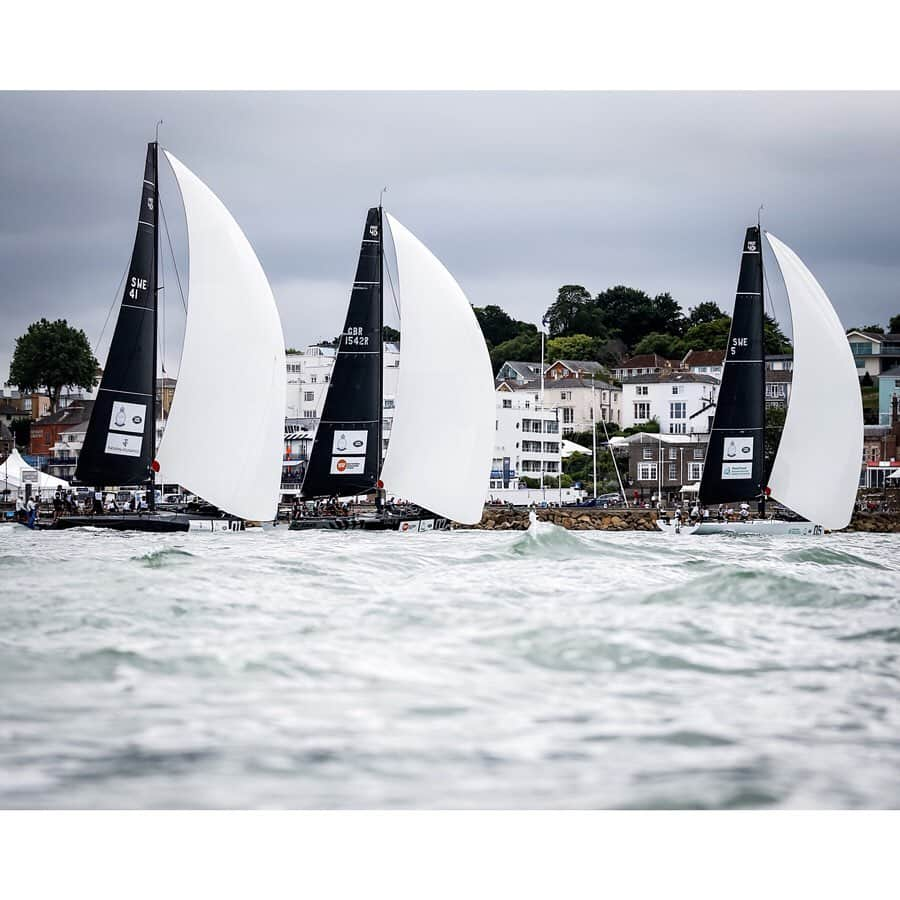 ウィリアム（ケンブリッジ公）さんのインスタグラム写真 - (ウィリアム（ケンブリッジ公）Instagram)「⛵️ An incredible day at The King’s Cup, raising awareness and funds for eight of The Duke and Duchess of Cambridge's Patronages — big congratulations 🏆 @tusk_org and @beargrylls on a fantastic victory!  The Duke competed on behalf of @childbereavementuk and The Duchess on behalf of the Early Years programme delivered by The Royal Foundation.  Their Royal Highnesses were by Fara Williams for @centrepointuk, Dan Snow for @ldnairamb, Bear Grylls for @tusk_org, John Bishop for @actiononaddiction, Katie Thistleton for @_place2be, and Helen Glover for @afnccf.  Their Royal Highnesses hope that The King’s Cup will become an annual event, bringing greater awareness to the wider benefits of sport, whilst also raising support and funds for the causes that The Duke and Duchess support.」8月9日 3時26分 - princeandprincessofwales