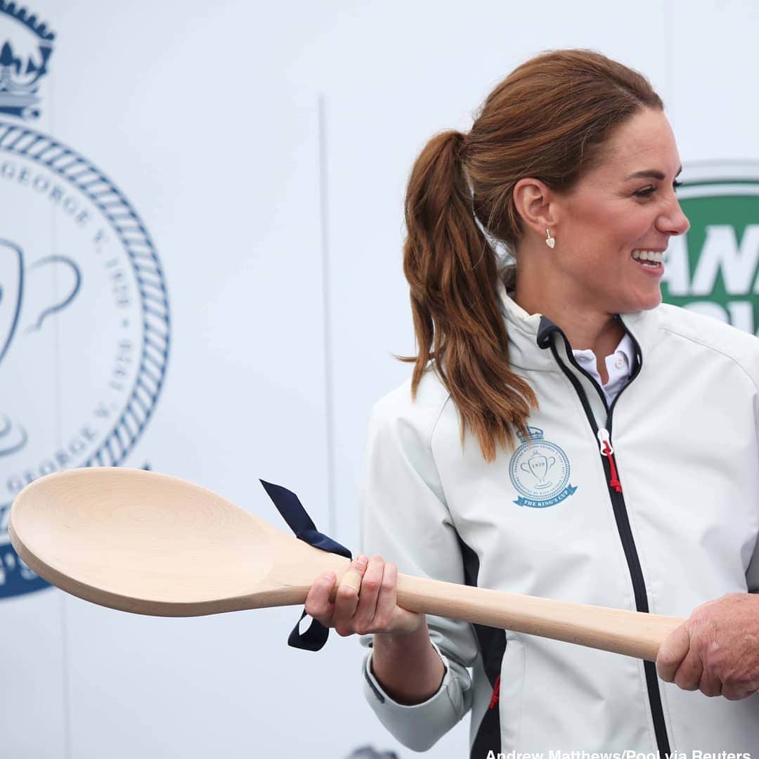 ABC Newsさんのインスタグラム写真 - (ABC NewsInstagram)「Kate, Duchess of Cambridge, is awarded a wooden spoon after her boat came last in the King's Cup Regatta—something Prince William very much enjoyed. #princesskate #princewilliam #royals」8月9日 3時26分 - abcnews