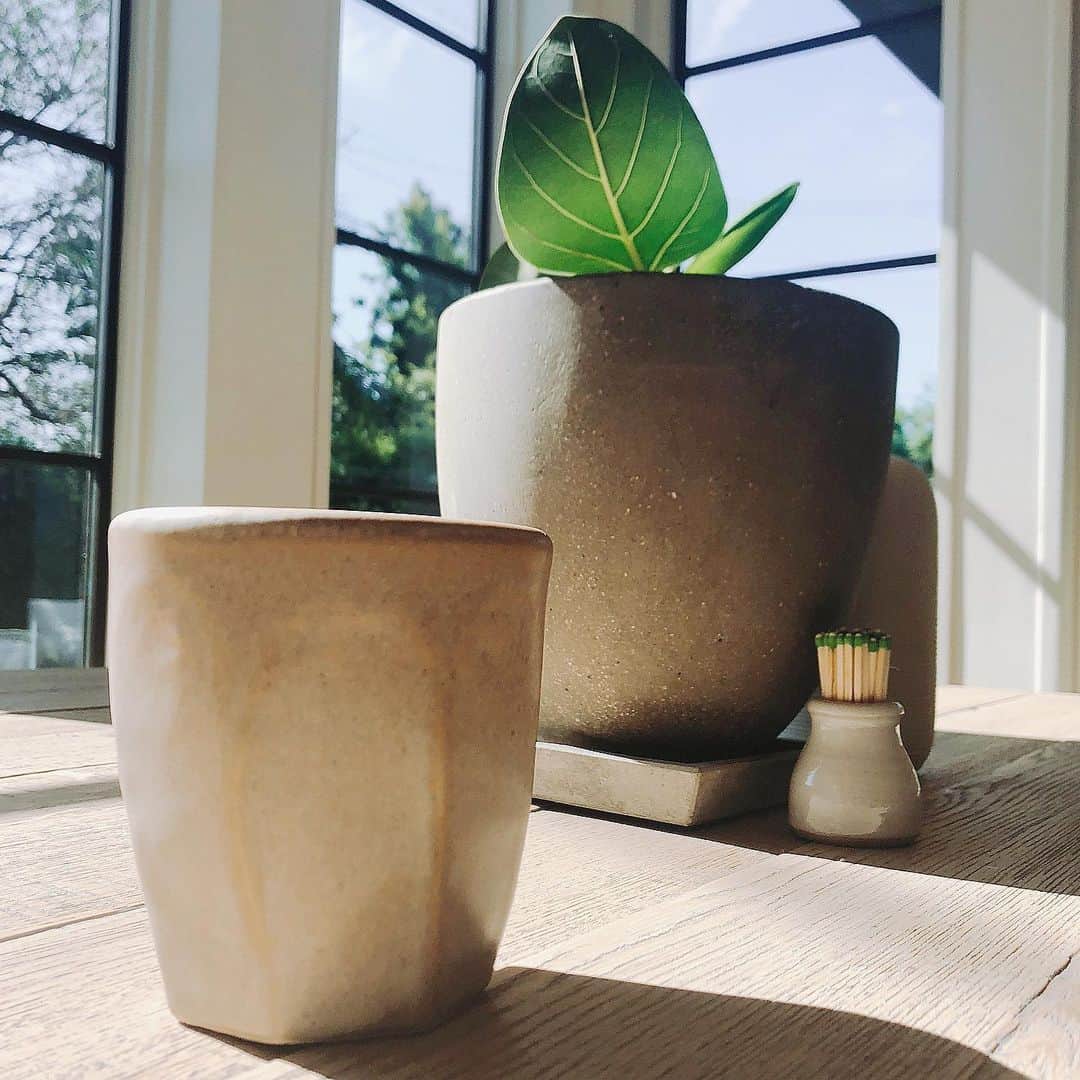 JEN ATKINさんのインスタグラム写真 - (JEN ATKINInstagram)「Mug from @neighborhood, morning light from Los Angeles. Can’t wait to give you guys an updated 🏡 tour!」8月9日 3時27分 - jenatkinhair
