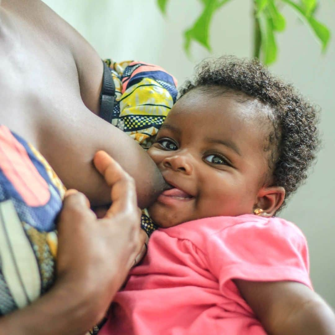 unicefさんのインスタグラム写真 - (unicefInstagram)「For many mothers, work is a barrier to breastfeed their babies and provide the best possible nutrition.  We’re calling for family-friendly policies, including paid maternity leave for at least 18 weeks and preferably for six months or more. #EarlyMomentsMatter © UNICEF/UN0221824/Diarassouba」8月9日 3時45分 - unicef