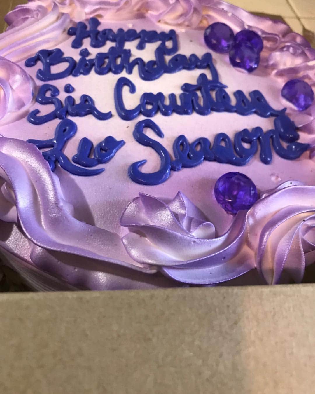カウンテス・ヴォーンさんのインスタグラム写真 - (カウンテス・ヴォーンInstagram)「Thank you for my cake sis @ @officialsavannamariagarcia」8月9日 3時53分 - countessdvaughn