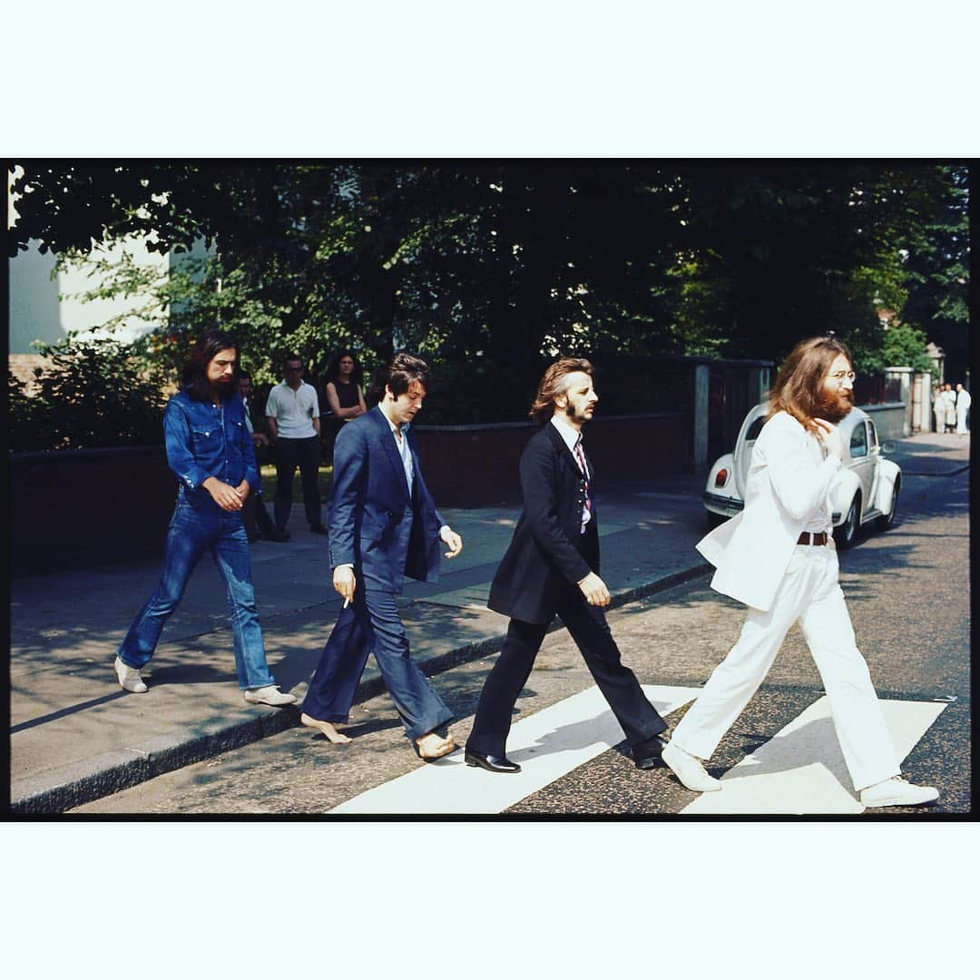 ジェイミー・オリヴァーさんのインスタグラム写真 - (ジェイミー・オリヴァーInstagram)「Repost from @paulmccartney Photo shoot for @thebeatles 'Abbey Road' album cover @abbeyroadstudios. Photo taken by @LindaMcCartney #OnThisDay #TBT #ThrowbackThursday #JohnLennon #PaulMcCartney #GeorgeHarrison #RingoStarr #LindaMcCartney #AbbeyRoad」8月9日 3時55分 - jamieoliver