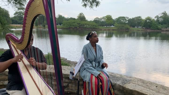 ジェニファー・ハドソンのインスタグラム：「Sometimes you have to create your own peace , sound checking “Heavens call” in nature ! #hallelujah #purpleharp」