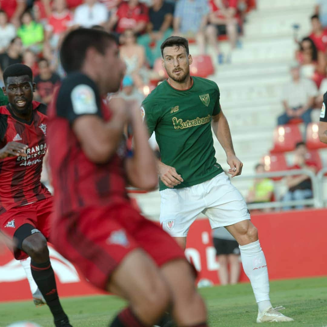 アスレティック・ビルバオさんのインスタグラム写真 - (アスレティック・ビルバオInstagram)「DESCANSO | El #AthleticClub  vence al @c.d.mirandes 0-1 tras los primeros 45 minutos de juego. ⚽ Marcó Aritz Aduriz. ⠀⠀⠀⠀⠀⠀⠀⠀⠀ ATSEDENALDIA I Athletic irabazten doa Anduvan CD Mirandes aurkako partiduan. ⚽ Aritz Adurizek sartu du gola 18. minutuan. ⠀⠀⠀⠀⠀⠀⠀ 0-1 I #MirandésAthletic  #AthleticClub 🔴⚪🦁」8月9日 4時03分 - athleticclub