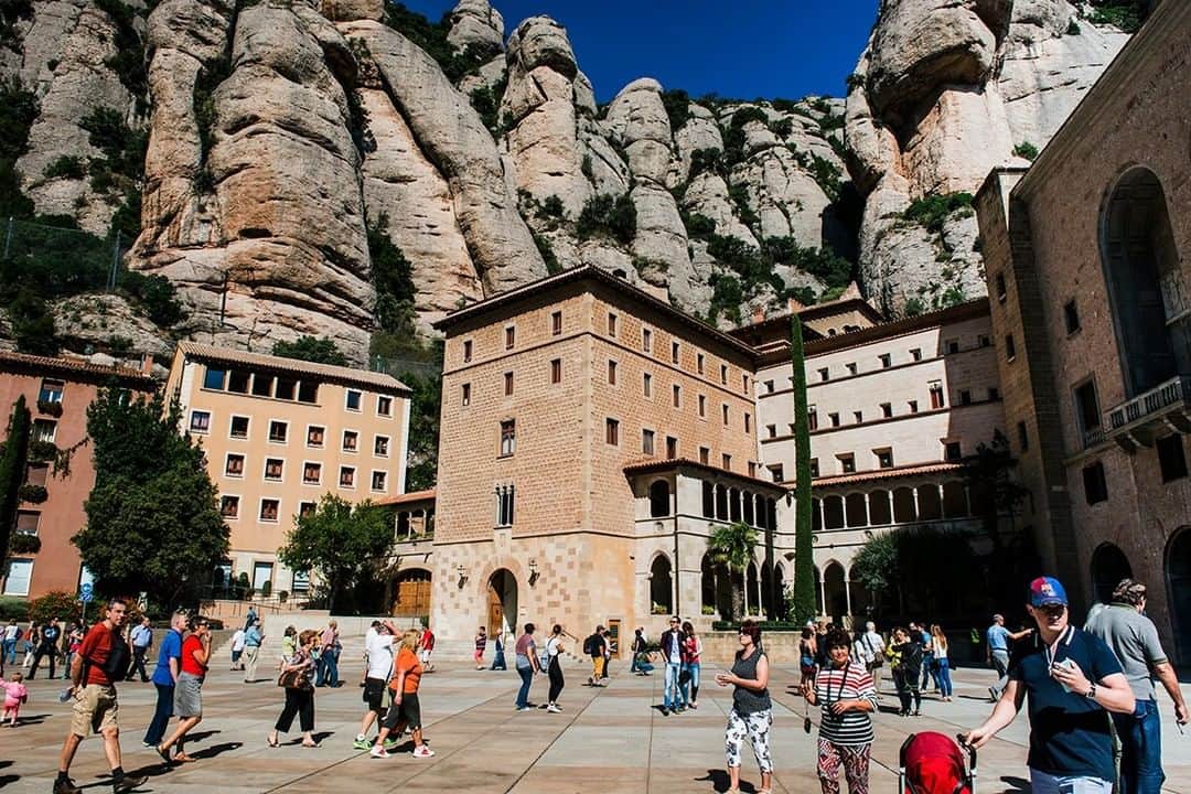 National Geographic Travelさんのインスタグラム写真 - (National Geographic TravelInstagram)「Photo by @dina_litovsky | Visitors wander around Santa Maria de Montserrat, a Benedictine monastery in Montserrat, a day trip from Barcelona. Montserrat is known for its spectacular scenery and translates to ''saw mountain" in Catalan, describing the mountain range's jagged appearance. For more images follow me @dina_litovsky」8月9日 4時03分 - natgeotravel