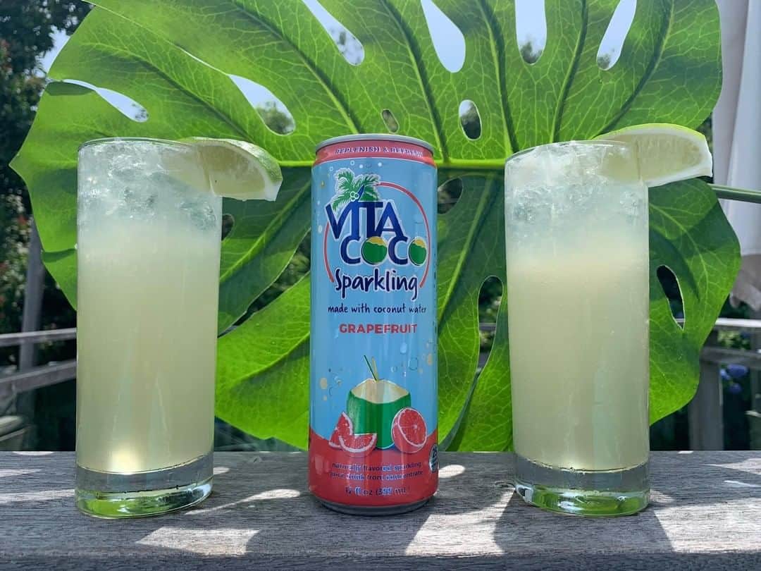 Vita Coco Coconut Waterのインスタグラム：「Okay this looks like the happiest happy hour we've ever seen.」
