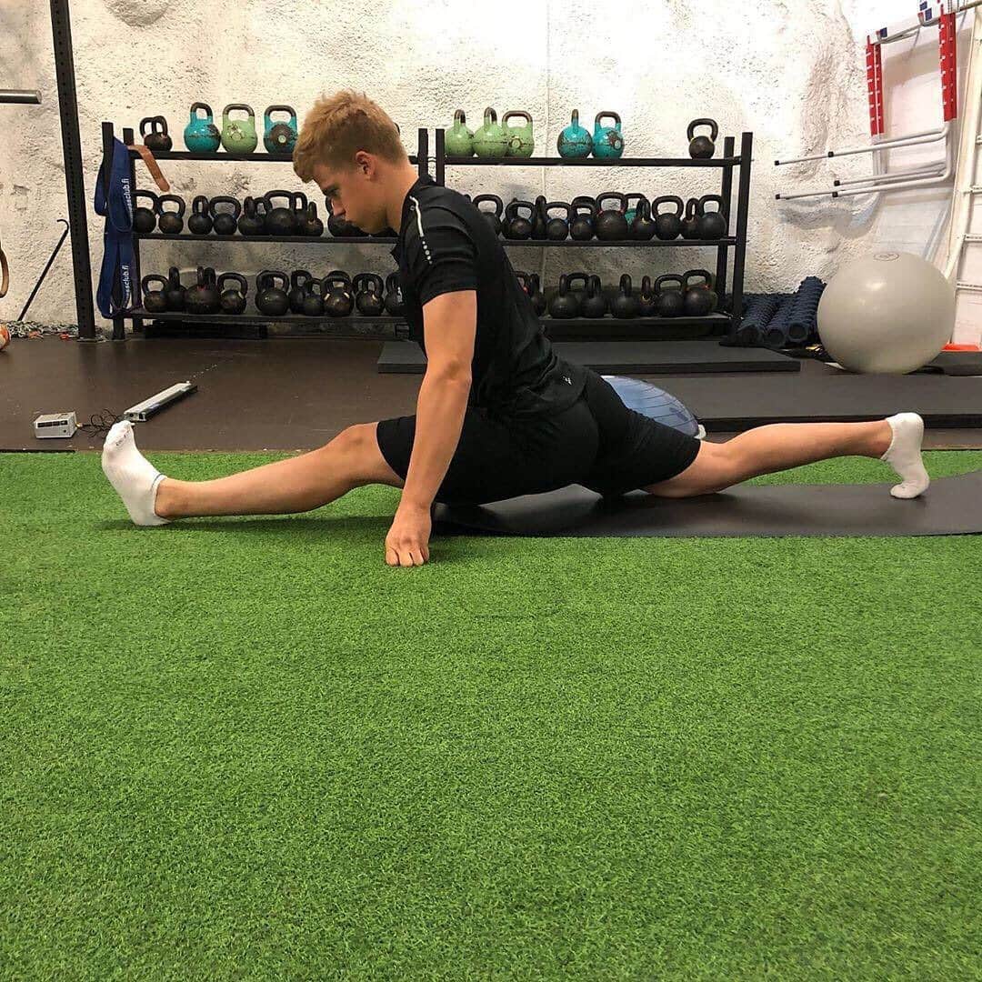 NHLさんのインスタグラム写真 - (NHLInstagram)「Goes without saying, but please don't try to copy what Henri Jokiharju (@jokiis) is doing. (📸 @revolutiontraining_official)」8月9日 4時04分 - nhl