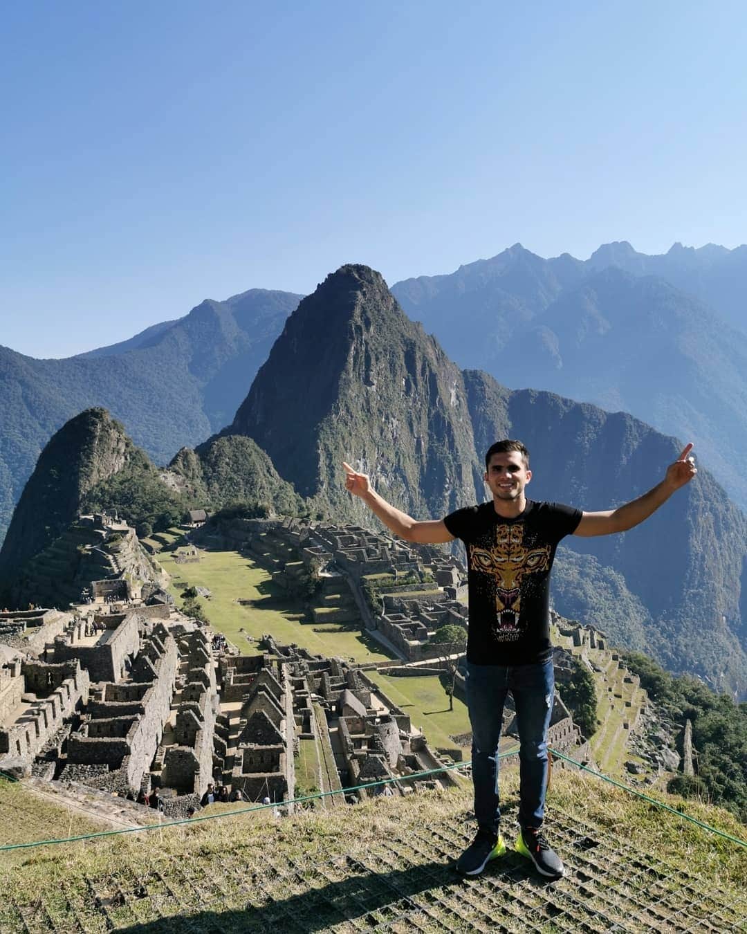 イヴァン・ガルシアのインスタグラム：「MACHU PICCHU ❤️... MARAVILLAS DEL MUNDO... 4/7, pero siempre mi maravilla del  mundo será mi familia ❤️😍」