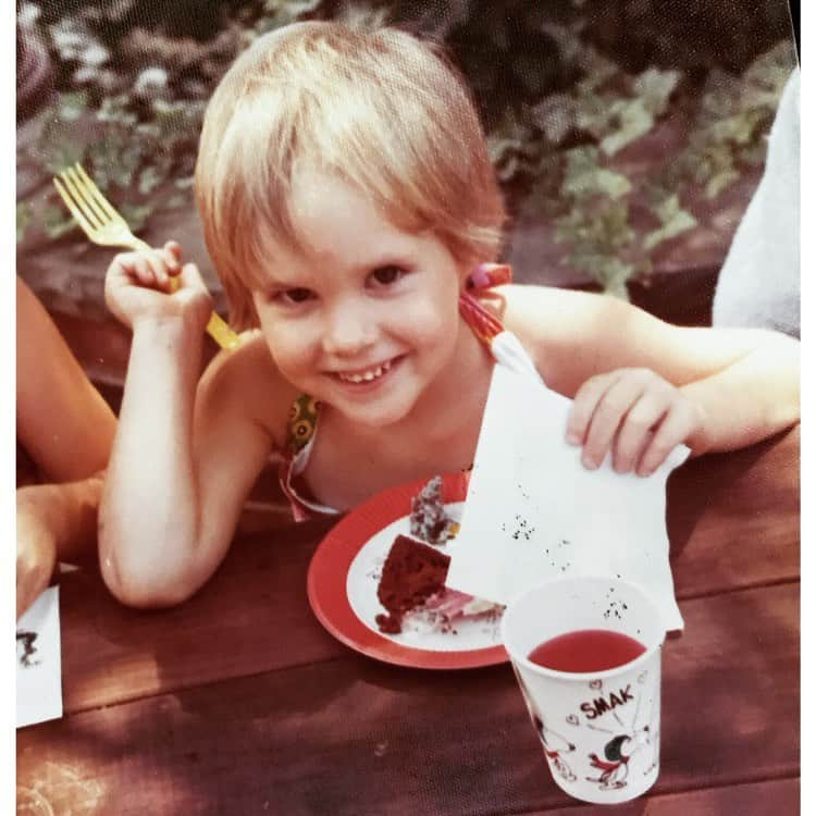 メアリー・マコーマックのインスタグラム：「#throwbackthursday #1975 #summerhairdontcare」
