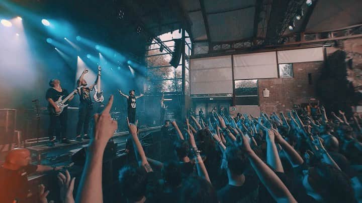 のインスタグラム：「Thank you Graz & Bratislava!! HUGE THANK YOU to @parkwaydriveofficial for having us on this super incredible tour! Also, thank you @thyartinstagram for sharing the stage so many times.  Filmed: @johngyllhamn  #CrystalLake #ParkwayDrive #ThyArtIsMurder #ReverenceEUUKsummer2019」