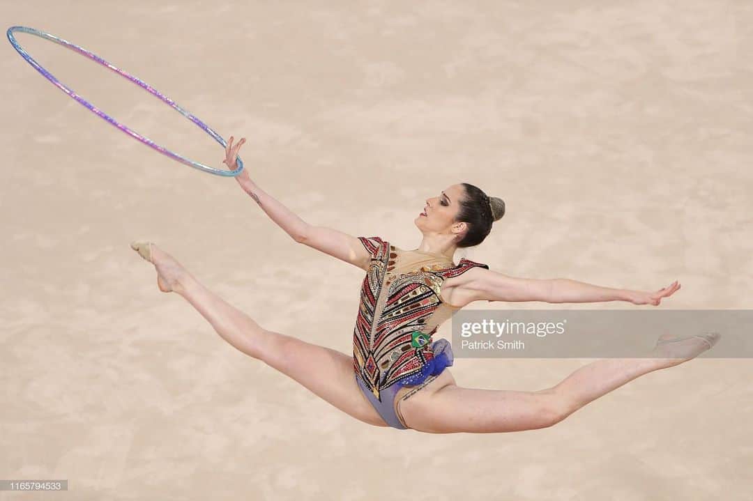 ナターリア・ガウジオのインスタグラム：「Para aqueles que estão determinados a voar, não ter asas é apenas um detalhe... 🙏🏼✨💪🏼😍🤸🏼‍♀️🦋❤️ #fly #jump #hoop #rhythmicgymnastics #dreams #love #split #flexibility #gymnast #panamericangames #focus #faith」