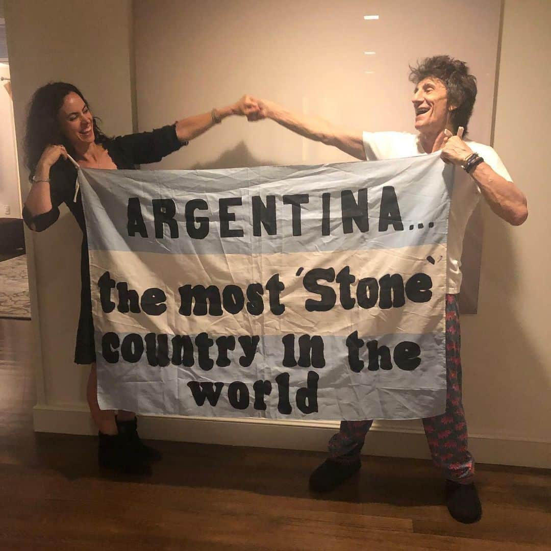 ロン・ウッドさんのインスタグラム写真 - (ロン・ウッドInstagram)「Meant to post this after Philadelphia ~ thank you for your flag 🇦🇷 which you gave me during the show ~ we’re still travelling with it! 🎸 🇦🇷 👍 💕  #Argentina #flag #thankyou #goodtimes #StonesNoFilter #StonesArgentina」8月9日 4時42分 - ronniewood