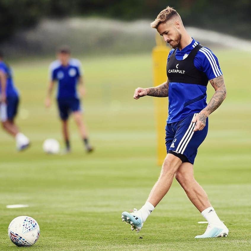 ジョー・ベネットのインスタグラム：「Ready for the weekend 🔵⚽️ @cardiffcityfc」