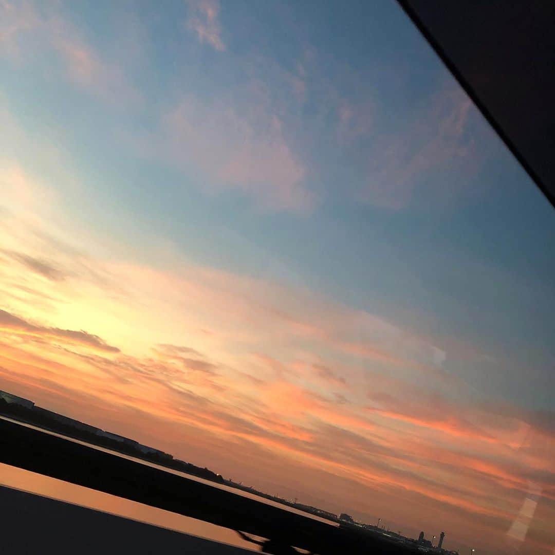 川島カヨのインスタグラム：「朝焼けが綺麗です。 ちょいとお仕事いてきま。」