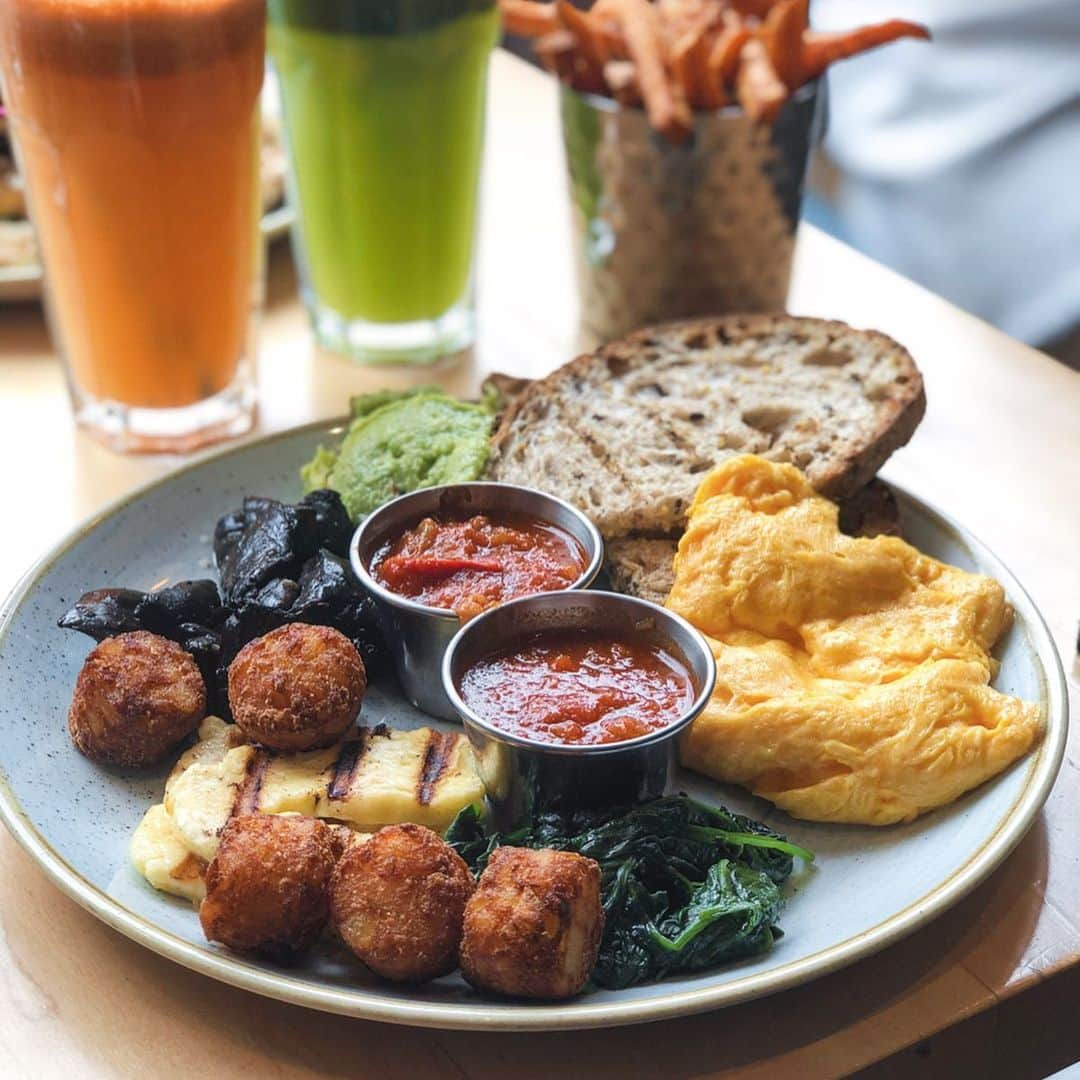 Eat With Steph & Coさんのインスタグラム写真 - (Eat With Steph & CoInstagram)「Sweet or savoury for brunch? Or both? 😉 #halloumi #hashbrowns #pistachio #icecream #brunch #cookiedough #guiltypleasures @megansrestaurants #invite 📷: @mchan4b」8月9日 4時44分 - eatwithsteph_ldn