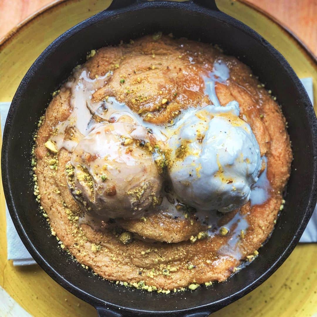 のインスタグラム：「Sweet or savoury for brunch? Or both? 😉 #halloumi #hashbrowns #pistachio #icecream #brunch #cookiedough #guiltypleasures @megansrestaurants #invite 📷: @mchan4b」