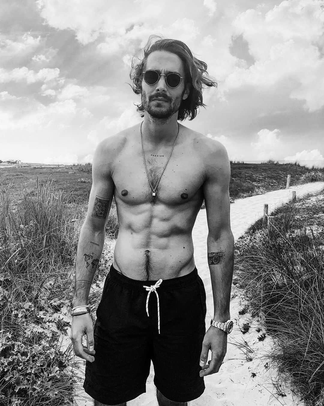 NICOLAS SIMOESのインスタグラム：「Beach days 🔥」