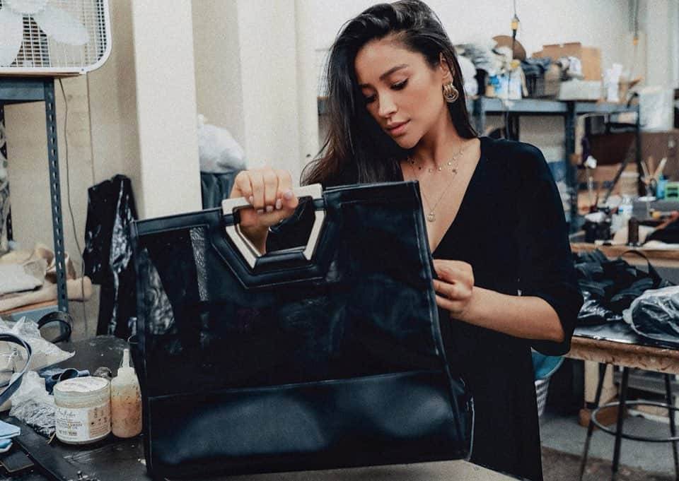 シェイ・ミッチェルさんのインスタグラム写真 - (シェイ・ミッチェルInstagram)「Every @beis bag is special to me, but getting to watch our new limited-edition BÉIS Mesh Tote come to life at a factory right down the street from our LA office, was a such an eye-opening experience. There’s a lot of love in these LIMITED run bags - only 300 of them! I have number 1 (that’s fair though, right?), but 2-300 will be available starting August 13th! 🙌🏽 Tag a friend you know would also want this!」8月9日 4時52分 - shaymitchell