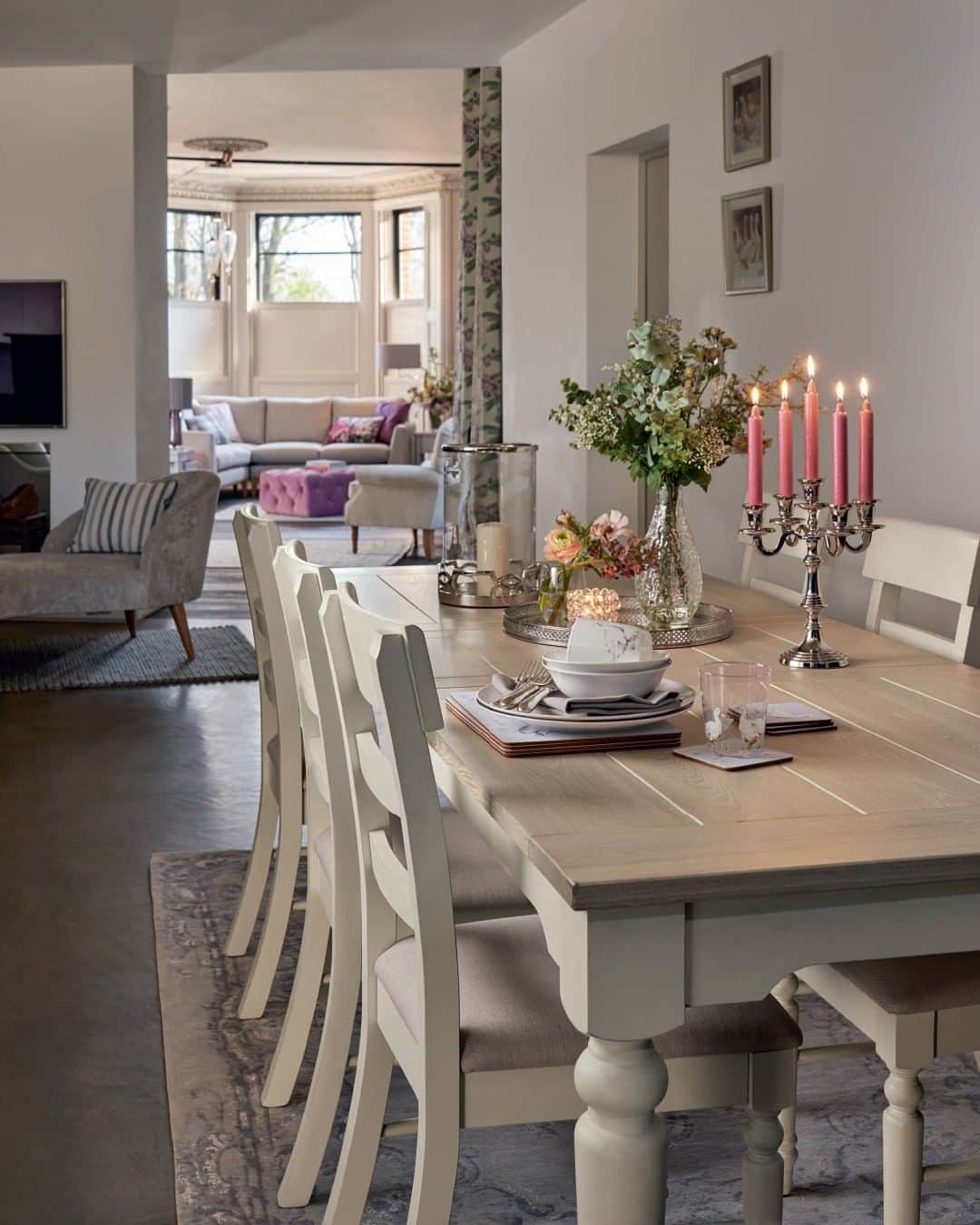 ローラアシュレイのインスタグラム：「Dreaming of Dining Rooms? You're not the only one 💭😍 #WoodlandWalkCollection」