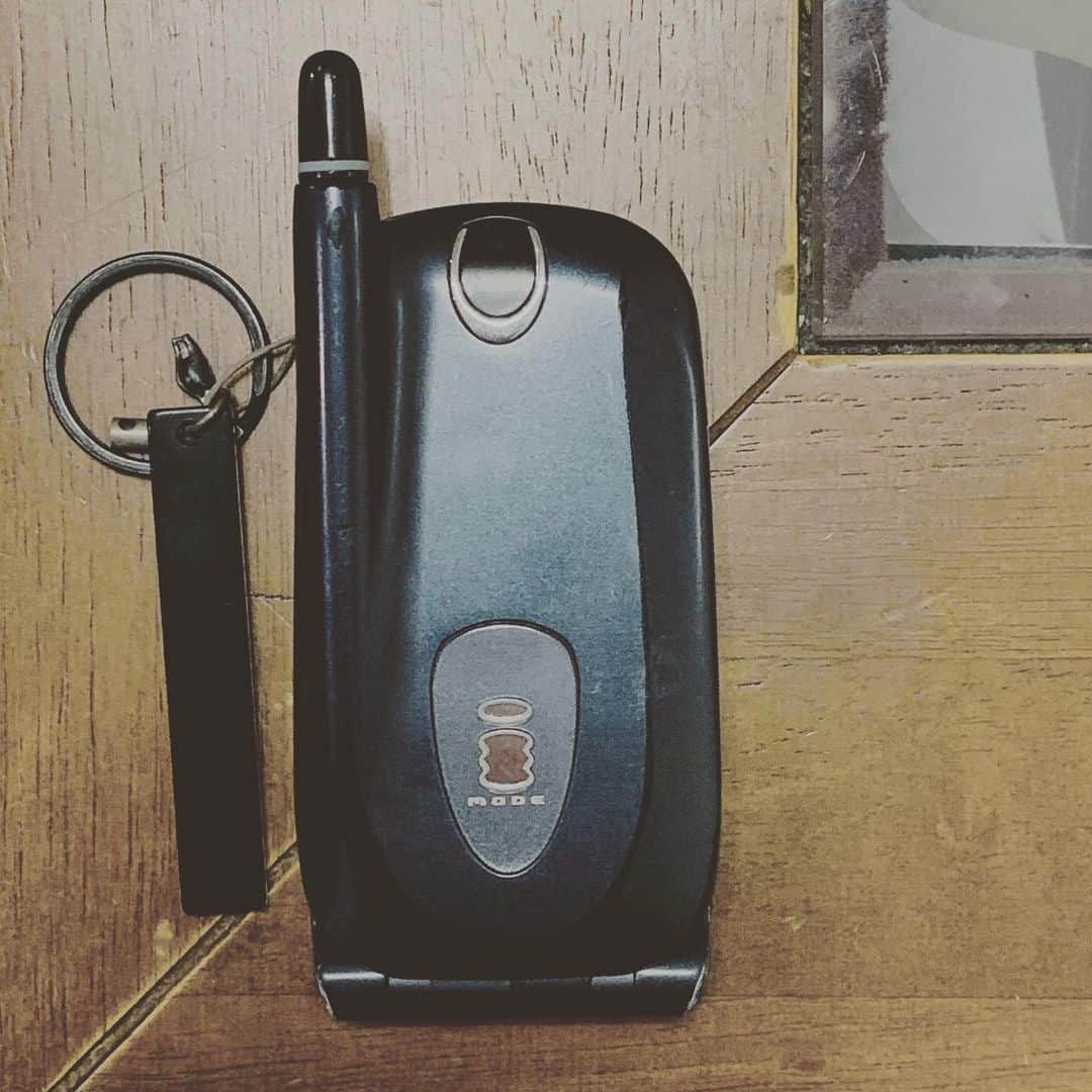 のインスタグラム：「なつかしいのが出てきた。 #N503i #docomo #imode #keitai #ケータイ #パカパカ #oldphone #懐かしケータイ」