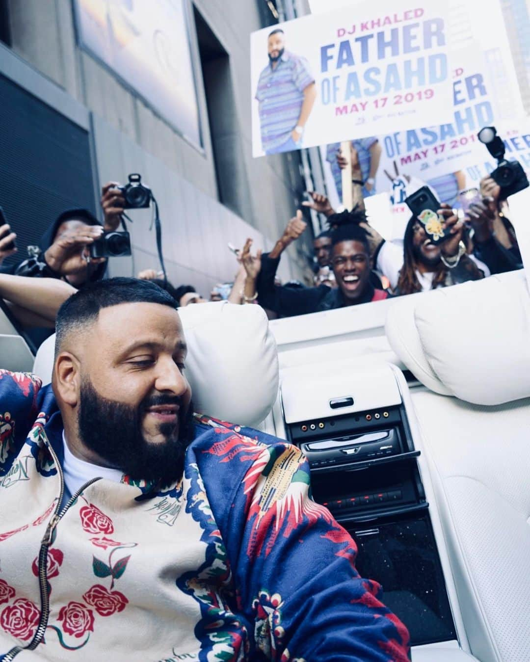 DJキャレドさんのインスタグラム写真 - (DJキャレドInstagram)「FAN LUV WORLDWIDE ! SENDING AMAZING GREAT ENERGY YOUR WAY !  #FATHEROFASAHD #WETHEBEST」8月9日 4時57分 - djkhaled