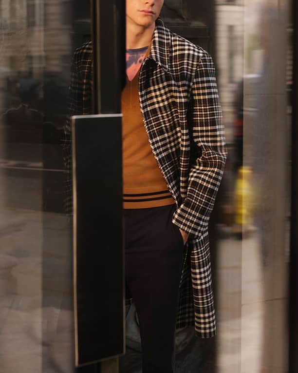 MR PORTERのインスタグラム：「Whilst we don't want to wish away the last days of summer, there is something rather nice about seeing the first coats and jumpers of autumn making themselves known. In this week's Journal, we're taking a look at six ways you can upgrade your wardrobe for the new season. Head to 🔗 in bio to read the story. ⁠ -⁠ 🛒Coat @Amiparis (1143408). Tap to shop. #MRPORTER⁠」