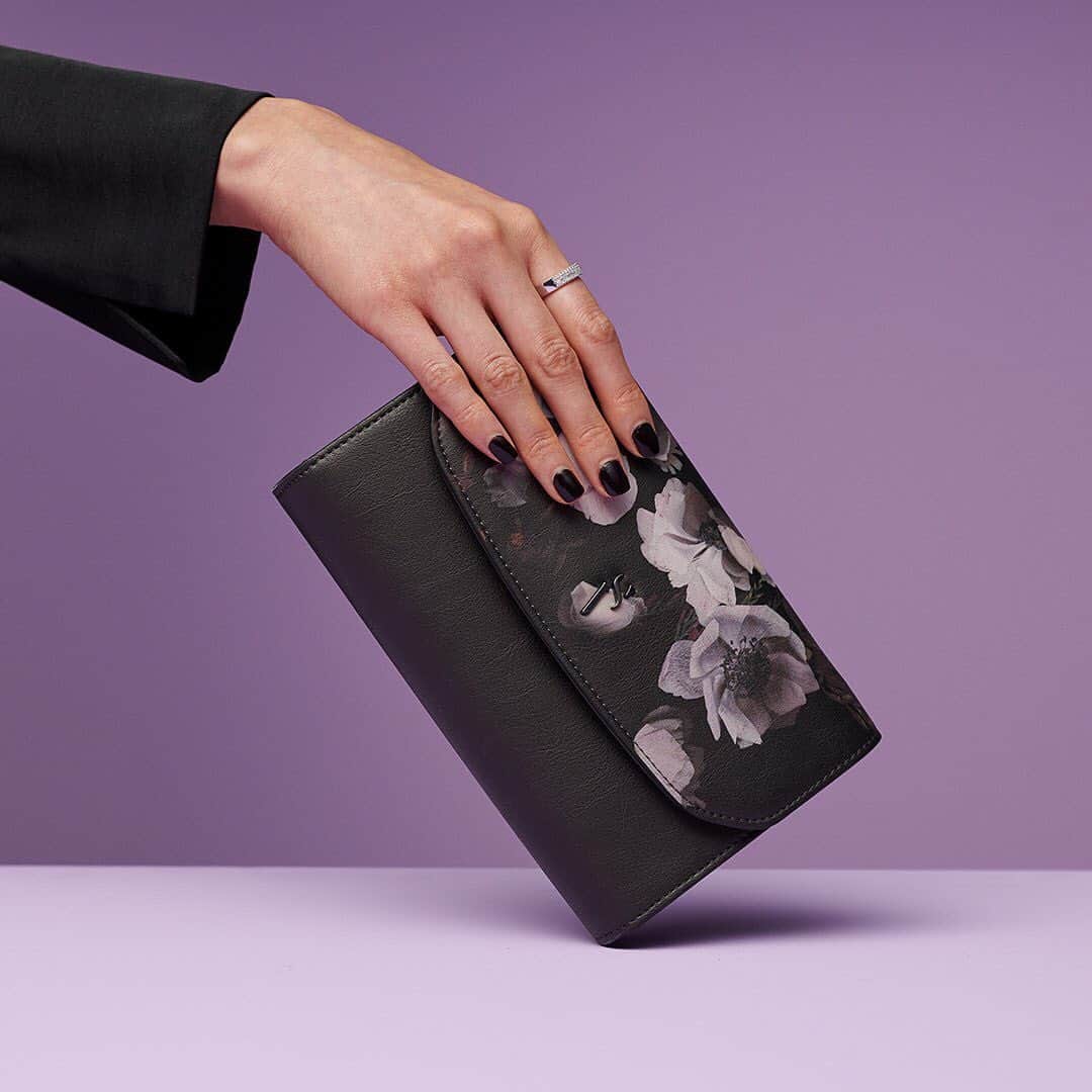ロック&リパブリックのインスタグラム：「Chic, please! 🖤 Go all in on the details with new accessories from Simply Vera Vera Wang. #Kohls #SimplyVera」