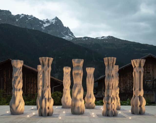 Design Milkさんのインスタグラム写真 - (Design MilkInstagram)「What would the Greeks and Romans build if they could #3DPrint? 🤔 Learn more about Concrete Choreography by Digital Building Technologies and @origenfestivalcultural in Riom, Switzerland, an #installation consisting of nine 2.7m tall columns 3D printed in only 2.5 hour. \\\ designmilk.com」8月9日 5時11分 - designmilk