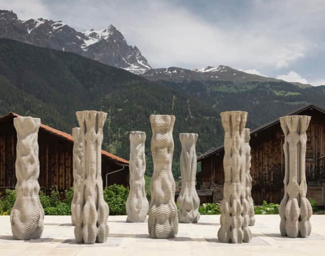 Design Milkさんのインスタグラム写真 - (Design MilkInstagram)「What would the Greeks and Romans build if they could #3DPrint? 🤔 Learn more about Concrete Choreography by Digital Building Technologies and @origenfestivalcultural in Riom, Switzerland, an #installation consisting of nine 2.7m tall columns 3D printed in only 2.5 hour. \\\ designmilk.com」8月9日 5時11分 - designmilk
