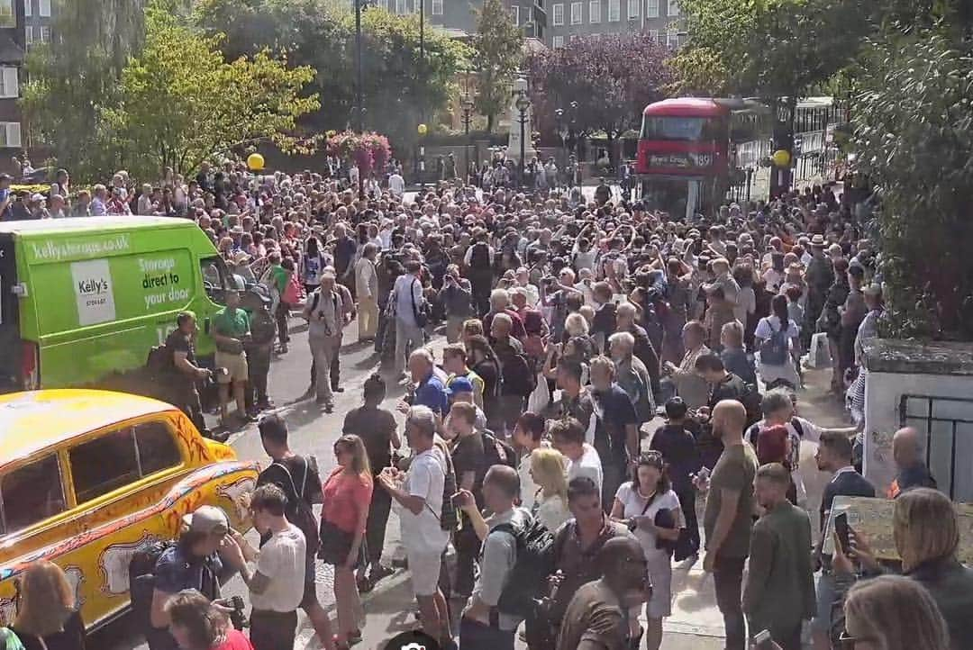 @LONDON | TAG #THISISLONDONさんのインスタグラム写真 - (@LONDON | TAG #THISISLONDONInstagram)「Complete chaos at #AbbeyRoad today as @TheBeatles celebrate 50 years since their iconic photo shoot and album cover! No chance of Bus 139 to Waterloo getting past the proposals and fans trying to recreate the iconic picture! 😱 // 📸 by @elliotwagland @evening.standard & @lindamccartney 🇬🇧❤️🇬🇧 #thisislondon #beatles #thebeatles #londonlife #abbeyroadstudios #johnlennon #paulmccartney #ringostarr #georgeharrison #tbt #throwbackthursday #mylondonstreetstyle」8月9日 5時21分 - london