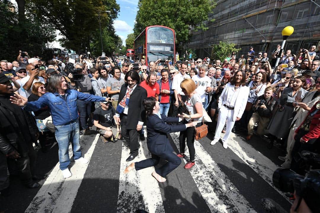 @LONDON | TAG #THISISLONDONさんのインスタグラム写真 - (@LONDON | TAG #THISISLONDONInstagram)「Complete chaos at #AbbeyRoad today as @TheBeatles celebrate 50 years since their iconic photo shoot and album cover! No chance of Bus 139 to Waterloo getting past the proposals and fans trying to recreate the iconic picture! 😱 // 📸 by @elliotwagland @evening.standard & @lindamccartney 🇬🇧❤️🇬🇧 #thisislondon #beatles #thebeatles #londonlife #abbeyroadstudios #johnlennon #paulmccartney #ringostarr #georgeharrison #tbt #throwbackthursday #mylondonstreetstyle」8月9日 5時21分 - london