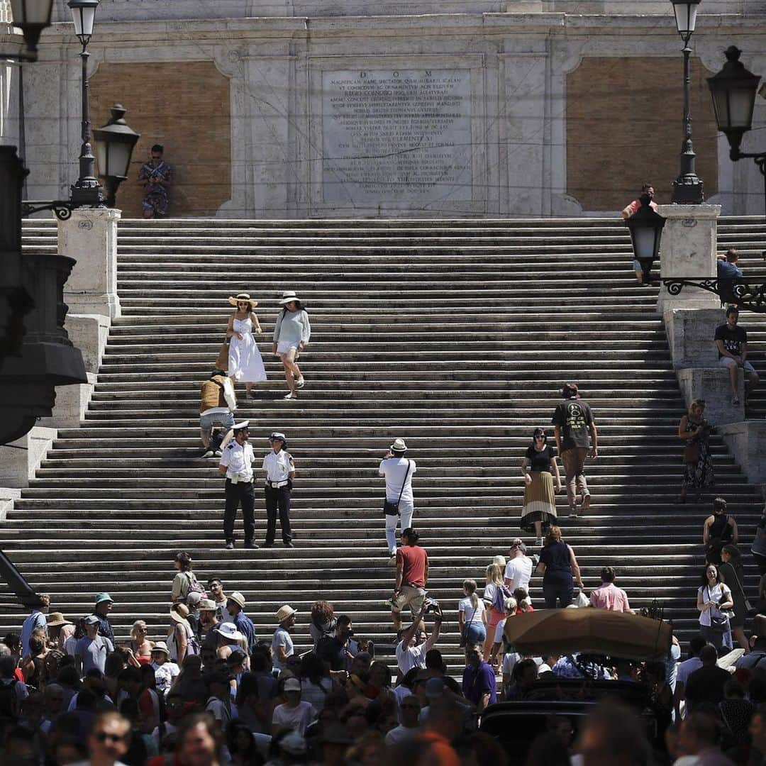 NBC Newsさんのインスタグラム写真 - (NBC NewsInstagram)「Police officers are now patrolling #Rome’s famous #SpanishSteps to tell locals and visitors they are no longer allowed to sit on one of the Eternal City’s most recognizable landmarks. More at the link in our bio. . 📷 Gregorio Borgia / @apnews」8月9日 5時16分 - nbcnews