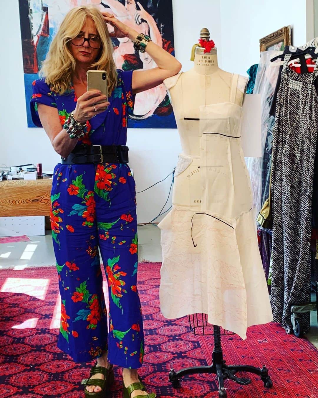 ナネットレポーのインスタグラム：「Always nice to have someone to lean on. 👯‍♀️ #madeinamerica #spring2020 #handcrafted」