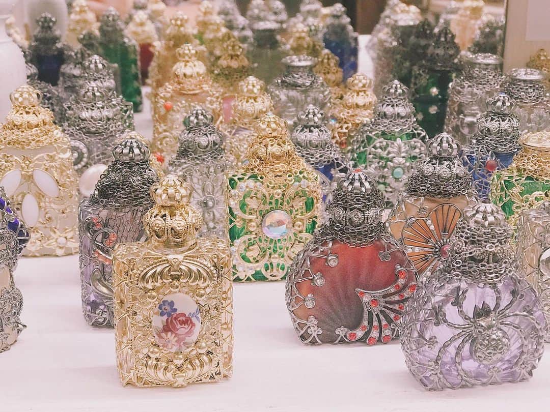 Nagisa 나기사のインスタグラム：「🇨🇿チェコ🇨🇿﻿ ﻿﻿﻿﻿﻿ 📍チェスキークルムロフ﻿ ﻿﻿﻿﻿﻿ —————﻿﻿﻿﻿ 📷→iPhone﻿ 🖍→VSCO﻿ 加工前の画像は3,4枚目﻿ 加工方法は5,6枚目﻿ ﻿—————﻿﻿﻿﻿ ﻿﻿﻿﻿ チェコの人気のアイテムといえば、ガラスの香水瓶❤️﻿ プラハでもチェックしていたのですが、セーラームーンみたいなおもちゃ可愛いデザインが多く、私の好みとは違い…﻿ ﻿ 今回は見送りかなぁーと思っていたところ、チェスキークルムロフのアンティークセレクトショップでタイプのデザインを発見！！﻿ ﻿ 普通のおみやげ屋さんのやつよりは少し高く﻿ 1個25ユーロだったのですが、﻿ 6＋1の所を5＋1（5個の値段で6個）にしてもらえたので、ゆかちゃんと3つづつ買う事に🎁﻿ ﻿ お持ち帰りしたのは2枚目の3つ﻿ ﻿ 可愛くてテンション上がる…！！！﻿ 何の香水入れようかなー❤️❤️﻿ ﻿ ﻿﻿﻿ #チェコ旅行 #チェコ #チェスキークルムロフ #女子旅 #Czech #uyuni #旅muse_czech #tabijyomap_czech #旅行好きな人と繋がりたい #ヨーロッパ旅行 #タビジョ #旅muse #旅スタグラム #genic_czech」