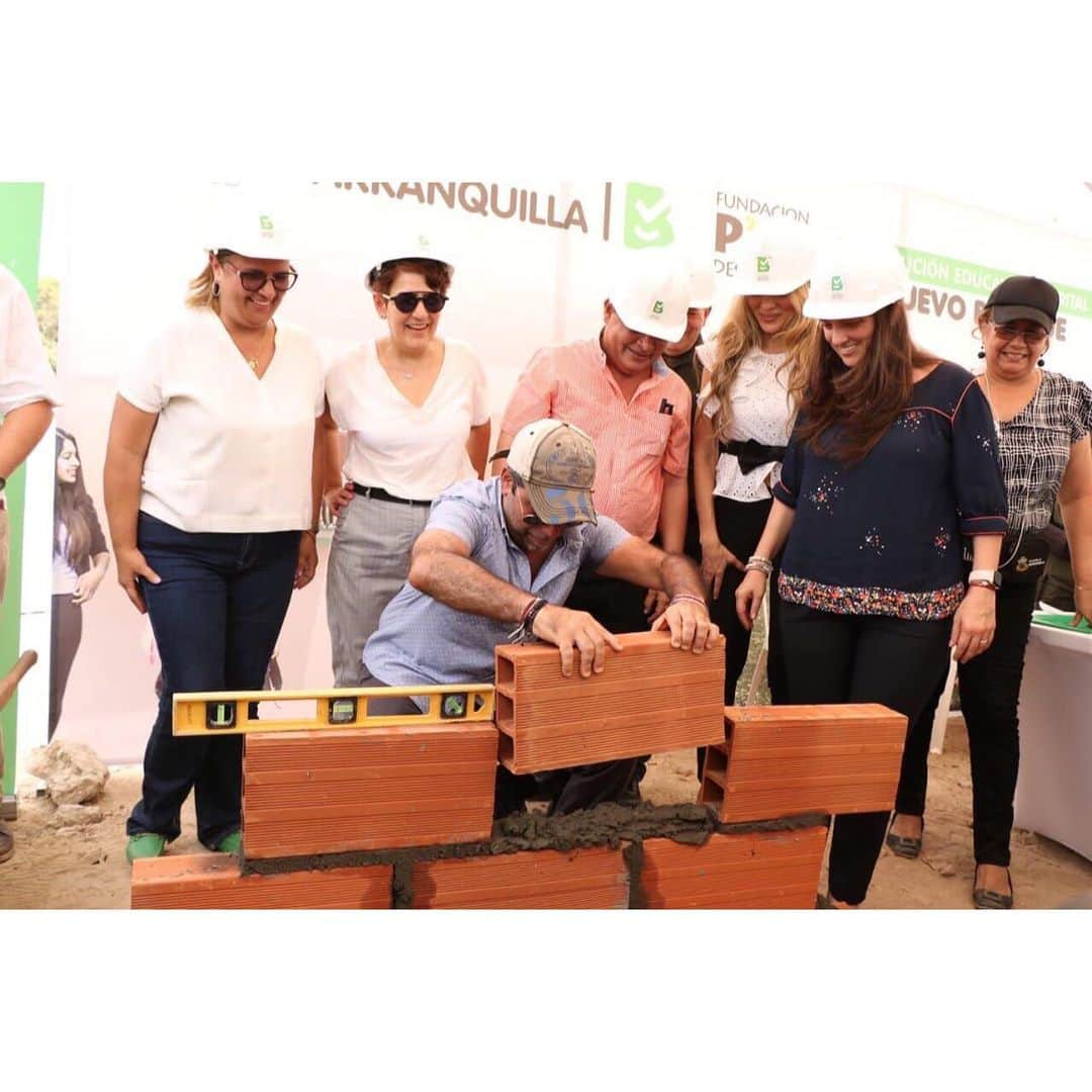 シャキーラさんのインスタグラム写真 - (シャキーラInstagram)「~Hoy empieza la construcción de la nueva escuela de la @fpiesdescalzos en El Bosque (Barranquilla)! 6 mil metros cuadrados de instalaciones para 1,000 alumnos de preescolar a bachillerato que beneficiará a 60,000 habitantes de mi ciudad natal. En un año tendremos un colegio de primer nivel con 28 salones, una biblioteca, dos laboratorios, cocina, comedor,... Gracias a todos los socios por ayudarnos a hacer posible este sueño! ~ Construction starts today on the new Fundación Pies Descalzos school in El Bosque in Barranquilla. 1,000 students and 60,000 community members will benefit from it. 6000 square meters, 28 classrooms, library and cafeteria...thank you to all our partners for making this dream possible! Shak」8月9日 5時24分 - shakira