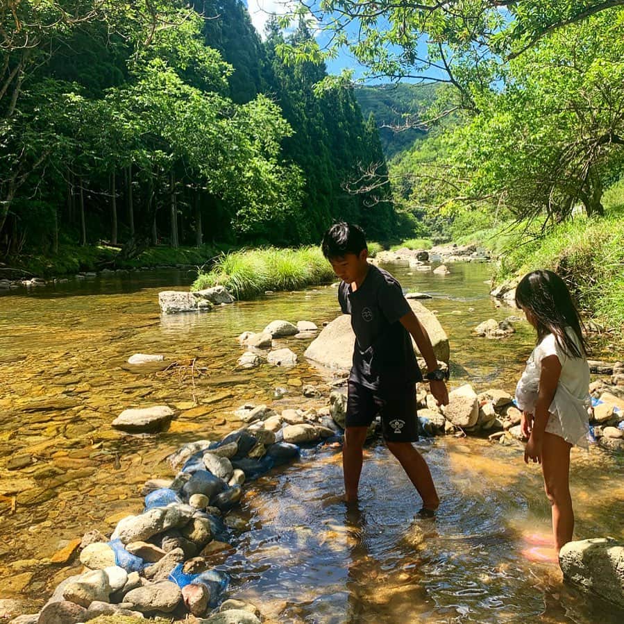 橋本昌彦さんのインスタグラム写真 - (橋本昌彦Instagram)「自然豊かな朝来で あまご掴みに挑戦！  ここは、オオサンショウウオがいる綺麗な源流。川のせせらぎの音が気持ちいい。  獲ったあとは 美味しく塩焼きで。  夏の想い出  #朝来 #川遊び #キャンプ #あまご #自然 #家族旅行 #夏休み #想い出 #ありがとう」8月9日 5時39分 - masahikohashimoto