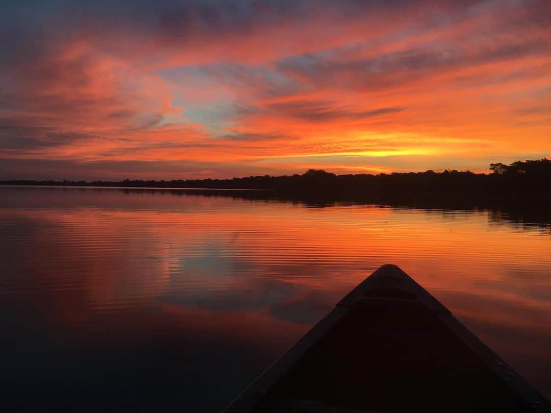 のインスタグラム：「Got a boat. Never coming back to shore again 🌅」