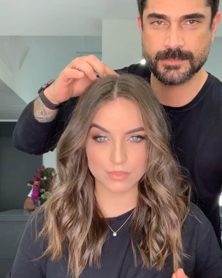のインスタグラム：「O combo perfeito de make e hair ❤️ vocês arrasammmm! O @aprigiotiago cuida do meu cabelitcho tem aaaanos e a @isadora.bonadio faz a minha sobrancelha e faz muita make incrivel 🖤」