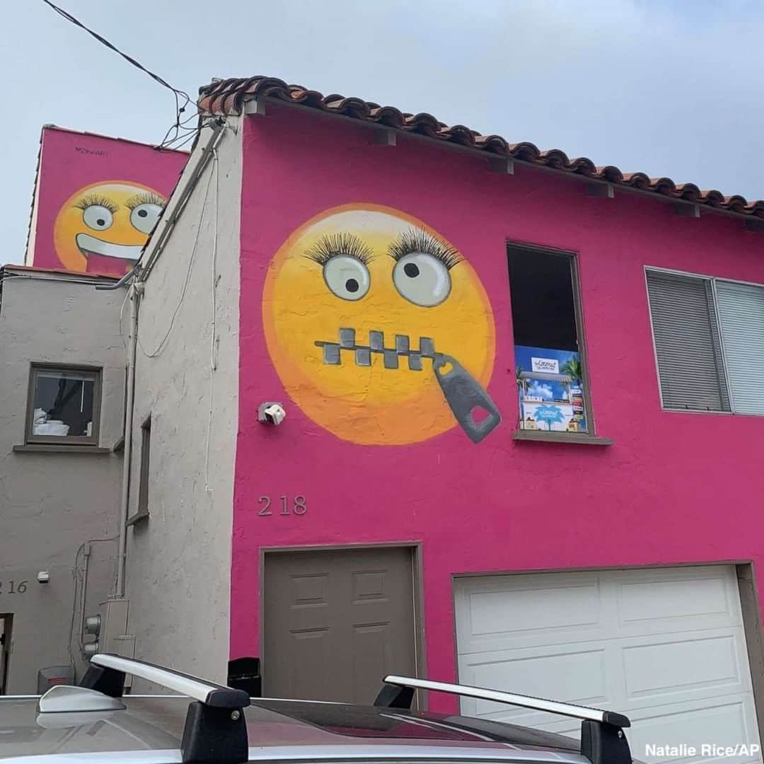 ABC Newsさんのインスタグラム写真 - (ABC NewsInstagram)「A feud has erupted in Manhattan Beach, California, over a house painted with giant emojis that has caused heavy foot traffic to the street. Neighbors say it was done out of spite after the owner was forced to pay a $4,000 fine for unlawfully renting the property on a short-term basis. #emoji #california #housing #neighborhood」8月9日 5時56分 - abcnews