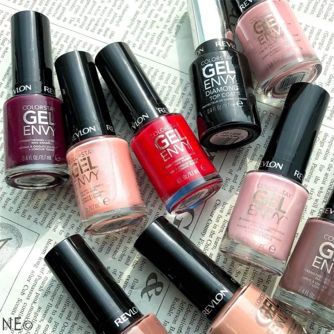 Revlonさんのインスタグラム写真 - (RevlonInstagram)「Two steps to total nail envy 💅🏼 Pick up #ColorStay #GelEnvy Longwear #NailPolish and #ColorStay Gel Envy Diamond Top Coat for your most amazing salon-quality mani at home. . Photo by @fortune_press」8月9日 6時00分 - revlon