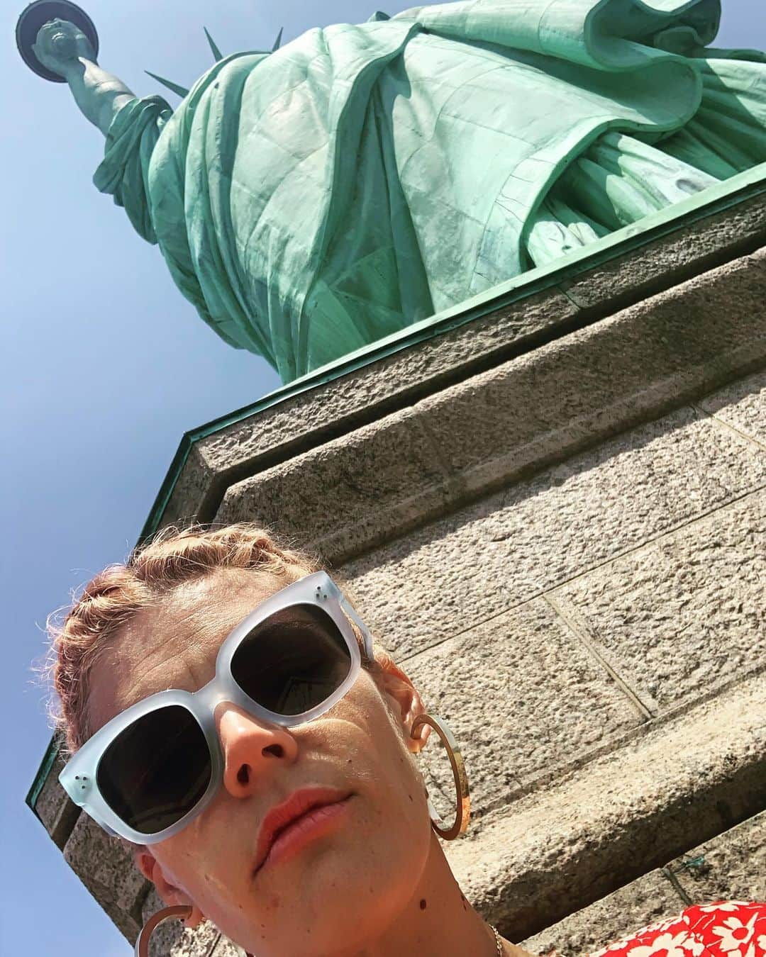 ビジー・フィリップスさんのインスタグラム写真 - (ビジー・フィリップスInstagram)「Not the best angle for either of us, tbh. To be honest, I was actually very overwhelmed by the experience of visiting the Statue of Liberty. I cried. Obviously. Especially today. Especially today. But I still believe our job is to keep trying to make what she stands for true. For everyone.  Thank you to Ryan from @statueellisfdn for showing us around the beautiful new museum. Go see it if you get a chance. It's taken me 40 years but I'm so glad I did.」8月9日 6時04分 - busyphilipps