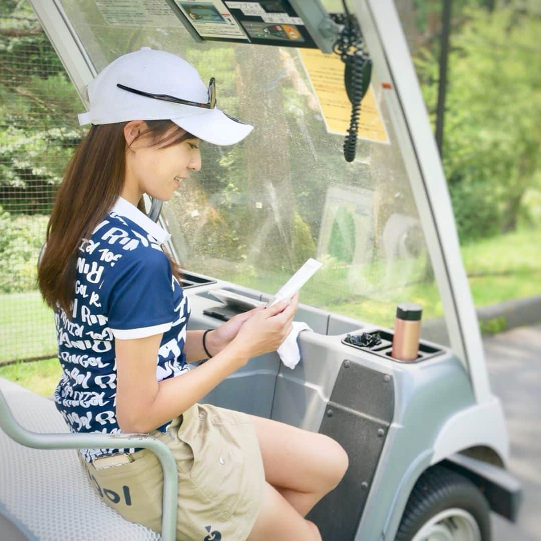 高沢奈苗さんのインスタグラム写真 - (高沢奈苗Instagram)「. 真夏のゴルフ🥵💦 ラウンド中、何十回暑いって言ってるんだろう🙃💦 . 夏の暑さ対策は色々してるけど、NANAECUPの参加賞で協賛頂き、女子から人気の #サラフェプラス の日焼け止めクリームは、吹き出る汗を抑えてくれるのでこの季節は本当オススメです🙌 . . あとは、少しでも涼しい場所へ⛳️ 御殿場、山梨方面はやっぱり少し涼しい😊 . . この日は全身 #リンゴルフウェア 🍏 昨年のリンゴルスカートと相性抜群💓 . . . #golf #ringolf #salafeplus #ゴルフ #リンゴルフ #リンゴルフウェア #サラフェ #日焼け止め #レディースゴルフウェア #ゴルフ女子」8月9日 6時14分 - nanaetakasawa