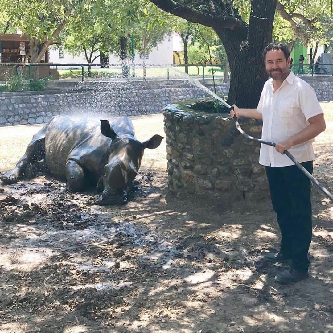 Black Jaguar-White Tiger さんのインスタグラム写真 - (Black Jaguar-White Tiger Instagram)「Miguel casually spraying his Dog :) @magomezgarza #SaveRhinos」8月9日 6時06分 - blackjaguarwhitetiger