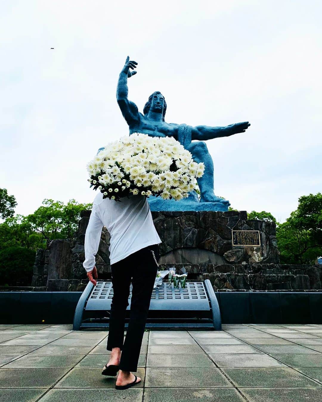 東信さんのインスタグラム写真 - (東信Instagram)「2019.8.9 Nagasaki 🙏🕊 #amkk #amkkproject #makotoazuma #azumamakoto #東信花樹研究所 #東信 #jardinsdesfleurs #shiinokishunsuke #flowerart #flower #flowers #長崎 #平和」8月9日 6時12分 - azumamakoto