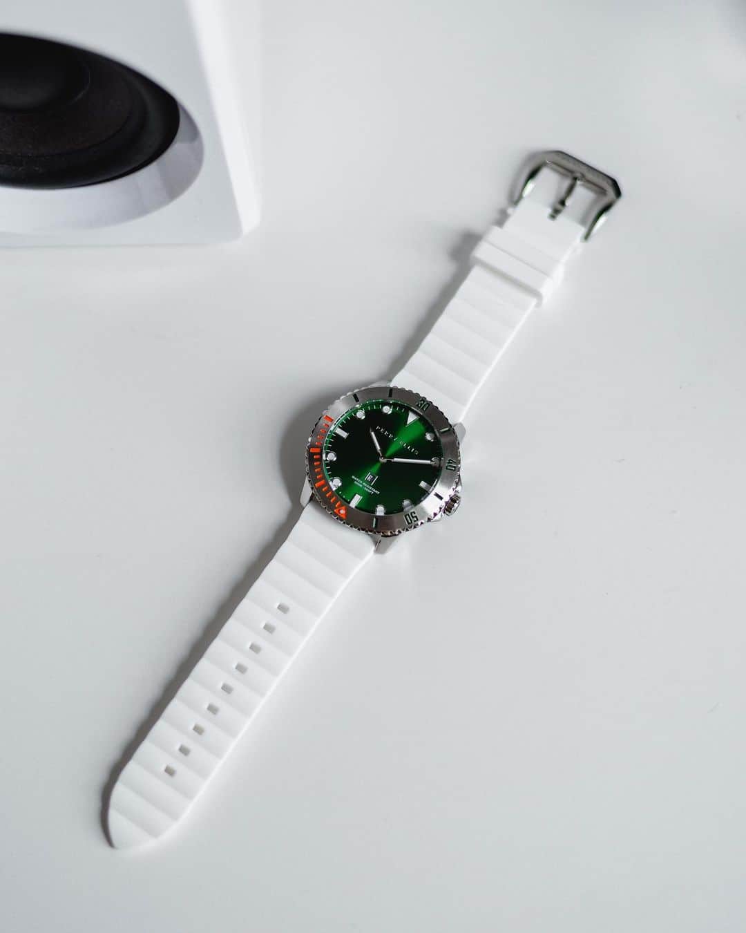 ペリーエリスのインスタグラム：「Serious style doesn't have to be dull. Meet the Deep Diver Emerald Silicon Watch. Tap to shop. #PerryEllis #LifeReadySince1976 📷 @thecuff.co」