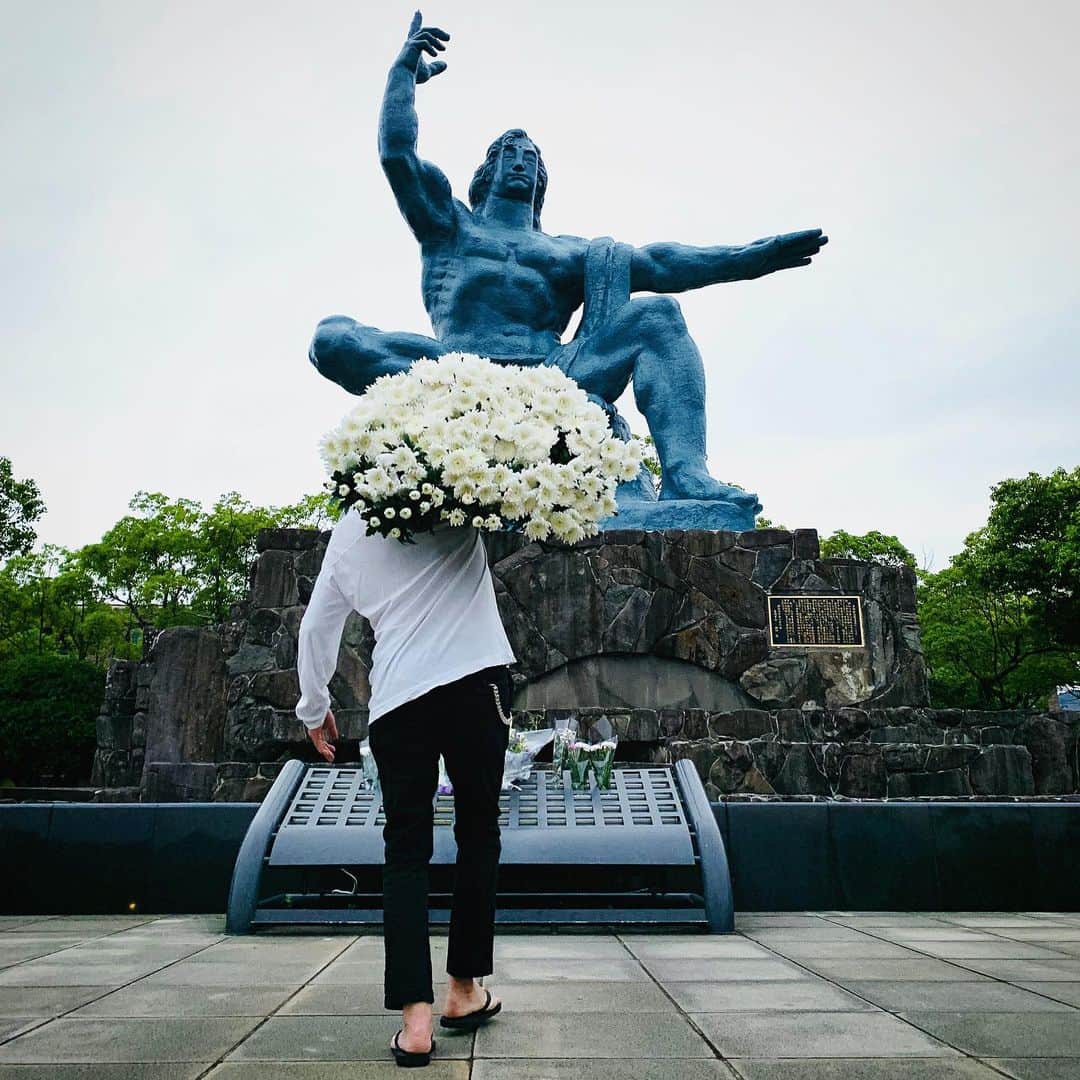 椎木俊介のインスタグラム：「2019.8.9 Nagasaki 🙏 #hiroshima #shiinokishunsuke #azumamakoto #makotoazuma #amkk #amkkproject #東信 #東信花樹研究所 #flower #flowers #平和 #長崎」