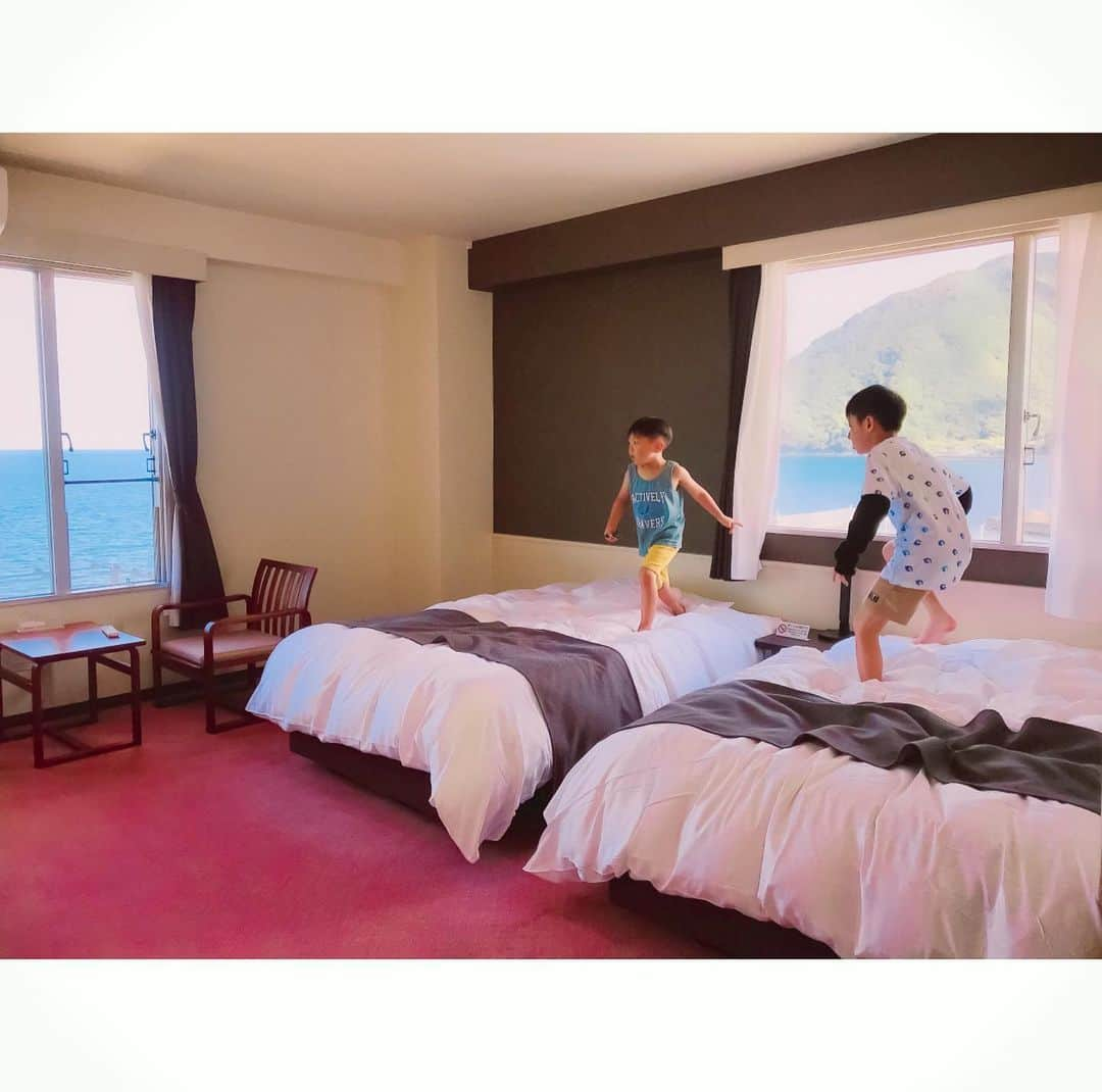 atmmyさんのインスタグラム写真 - (atmmyInstagram)「おはようございます☀ ﻿ ホテルの景色が良くて気持ち良い😎﻿ ﻿ 子供達🛌ベッドは絶対飛ぶよね☺︎ . ﻿ ﻿ #旅行 #ホテル #九州 #浴衣 #🏖 #海﻿ #海の見えるホテル #🛥 #船  #夏休み」8月9日 6時26分 - atmmy